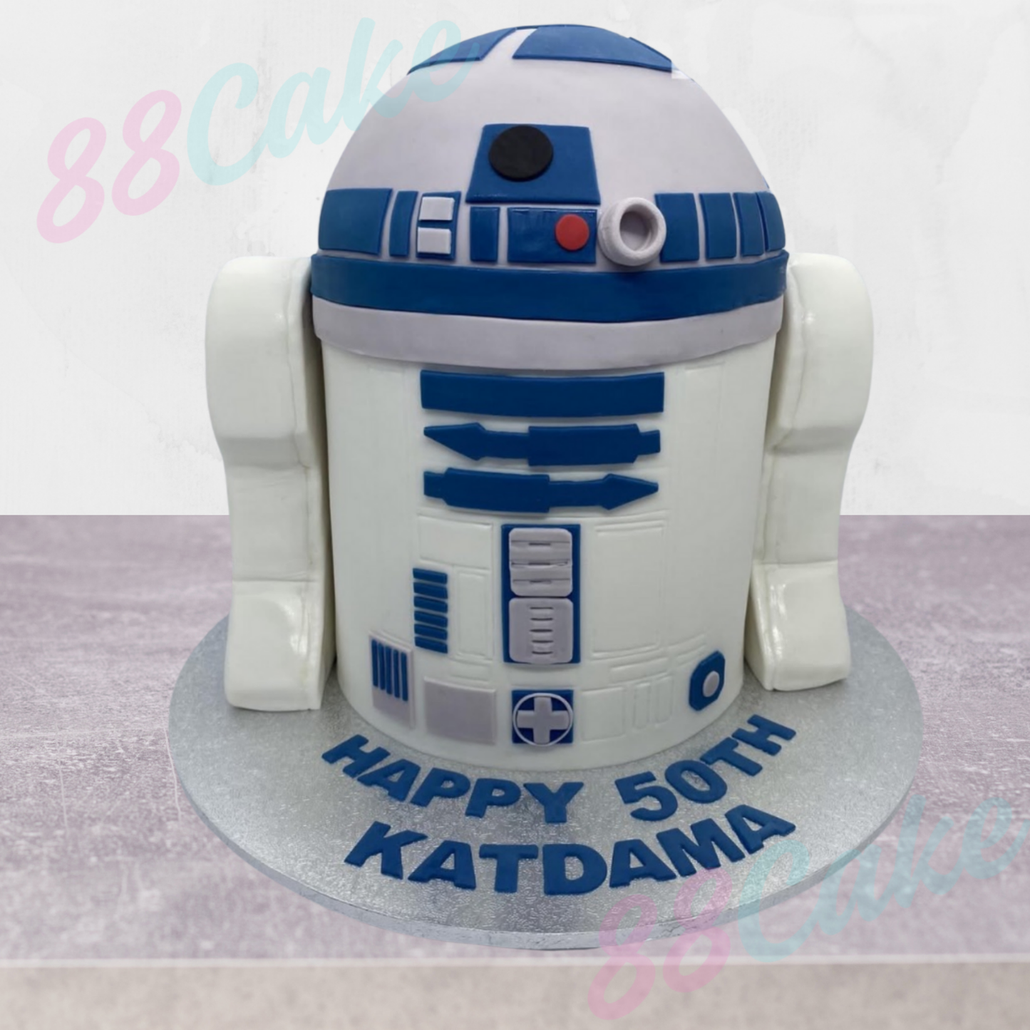 R2D2 shaped cake